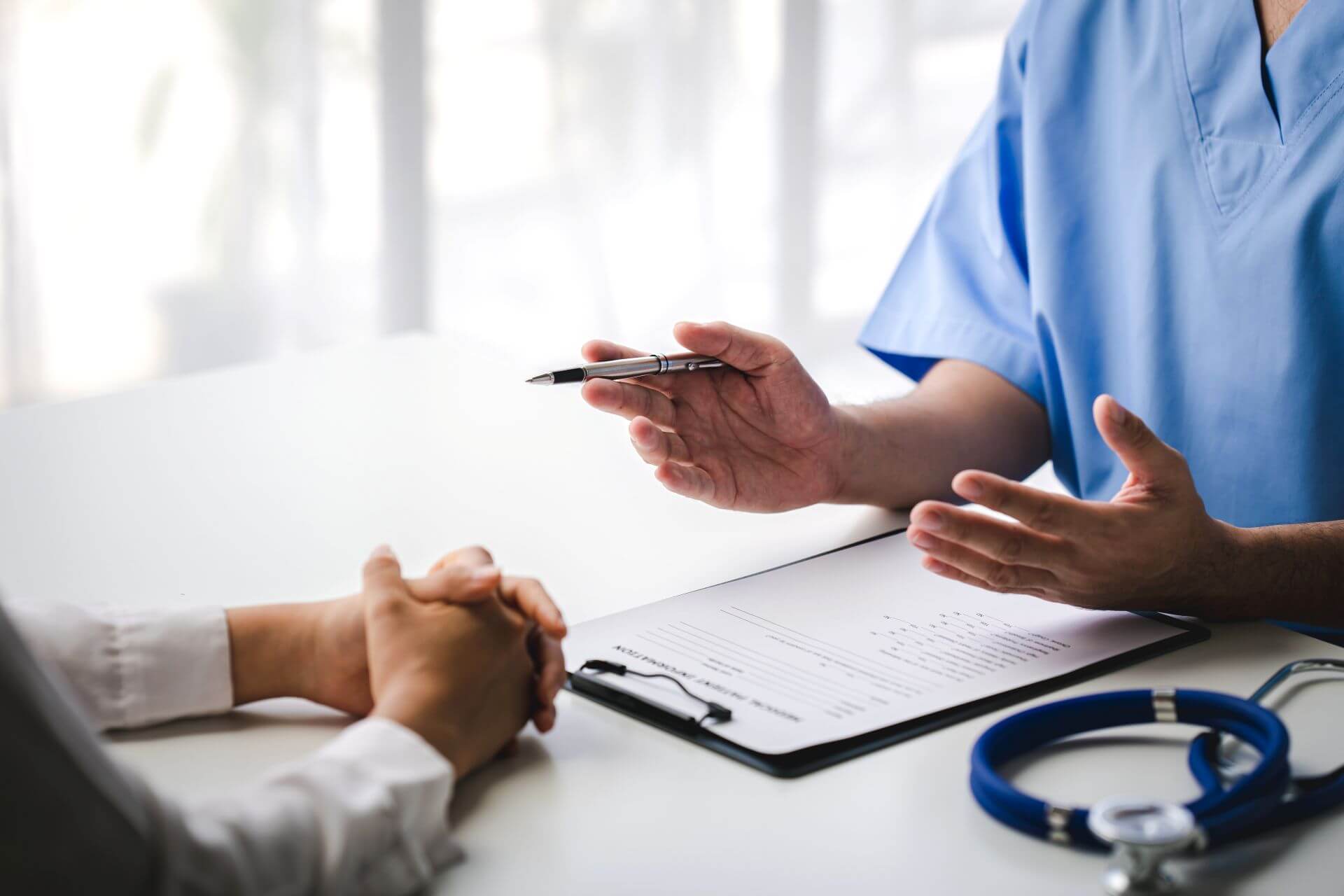 Paziente che dialoga con un professionista sanitario prima di un'analisi