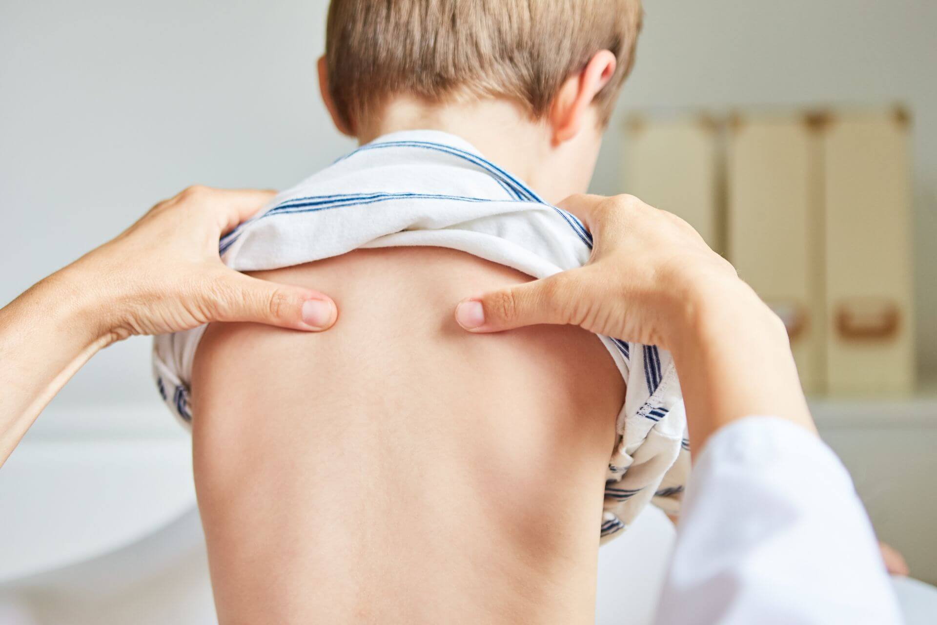 Bambino durante una seduta di osteopatia pediatrica per postura e crescita